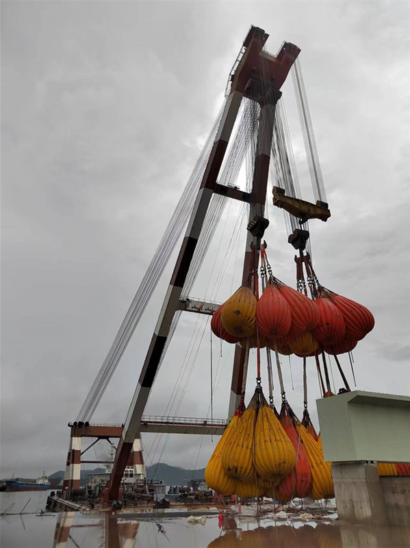 吊機(jī)負(fù)荷試驗(yàn)水袋，起重機(jī)載荷試驗(yàn)服務(wù)，吊機(jī)吊重試驗(yàn)，浮吊吊重試驗(yàn)，吊重水袋.jpg